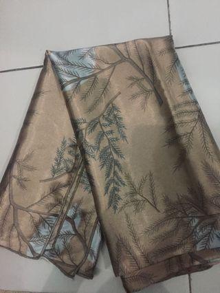 Satin hijab segiempat