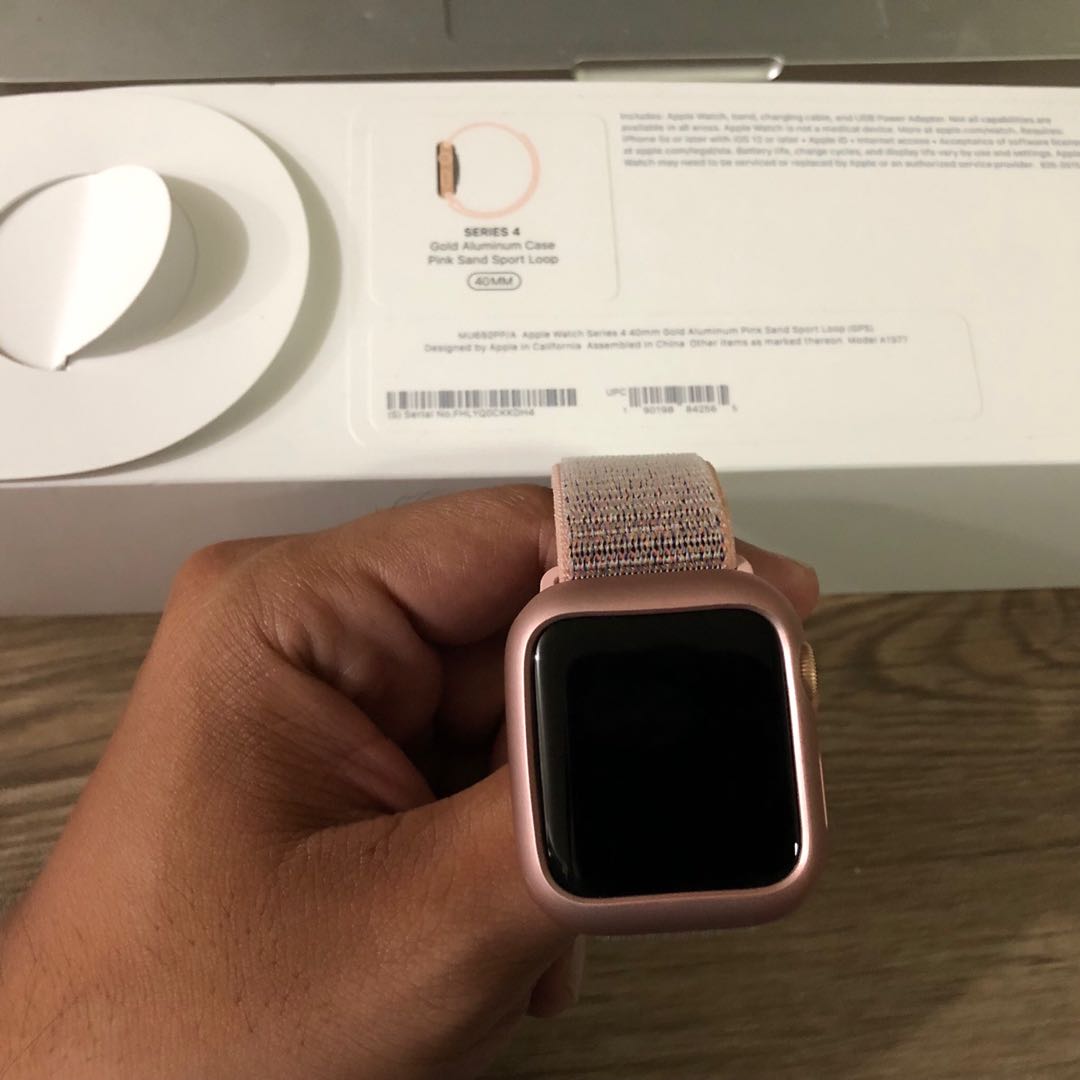 Apple watch 10 rose gold loop. Apple watch se 40mm Gold Rose. Эппл вотч se 40 мм розовое золото. Apple watch se 40mm розовые. Apple watch 4 Rose Gold.