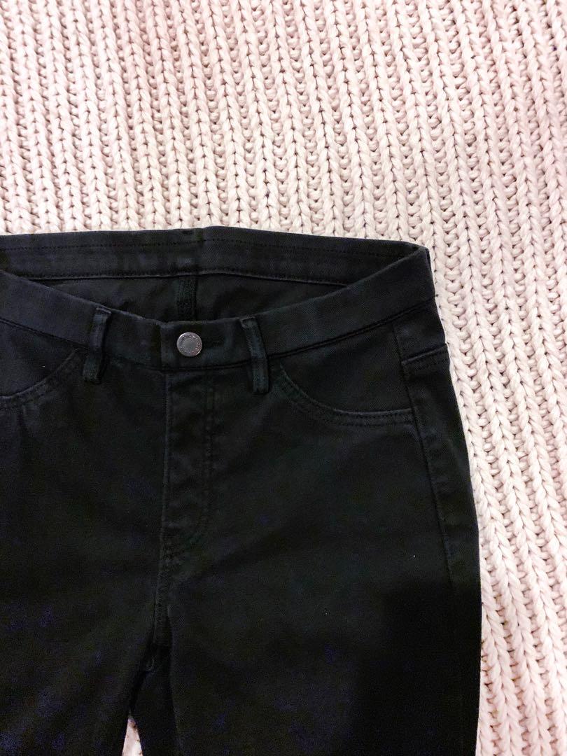 Uniqlo Black Jeggings (Category: Jeans) located in Muntinlupa City. Submitted by andreadaniela (Listing ID 241869334, Image 2). Description: Still in good condition! Black color & stretchy Discount if you buy 2 or more pairs of jeans!.