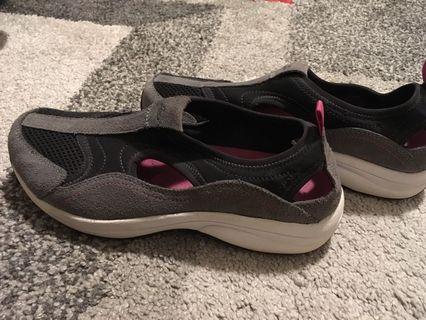 Black / Gray Rubber Shoes