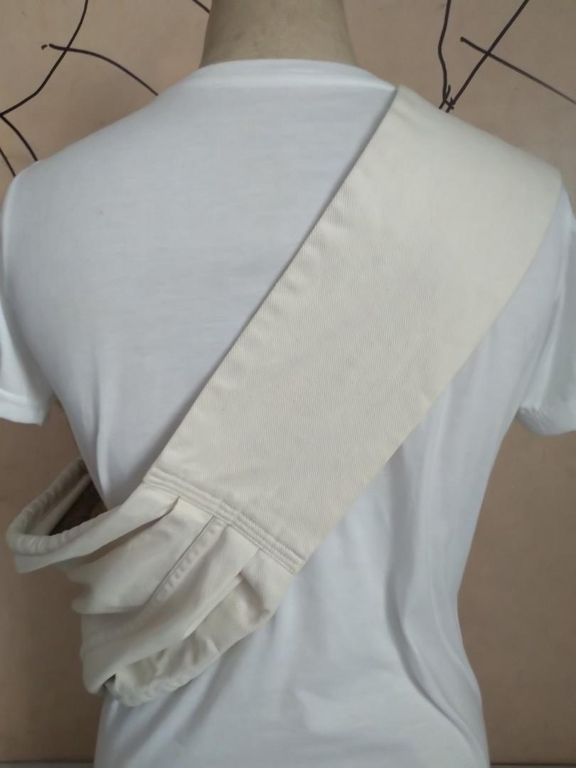 Betta Sling Baby Carrier (Category: Carriers & Slings) located in Manila. Submitted by ziogrey (Listing ID 242103378, Image 3). Description: In very good condition Suitable from newborn to 24 months Cotton fabric Flaw: with light yellow stain Japan made Medium Size.