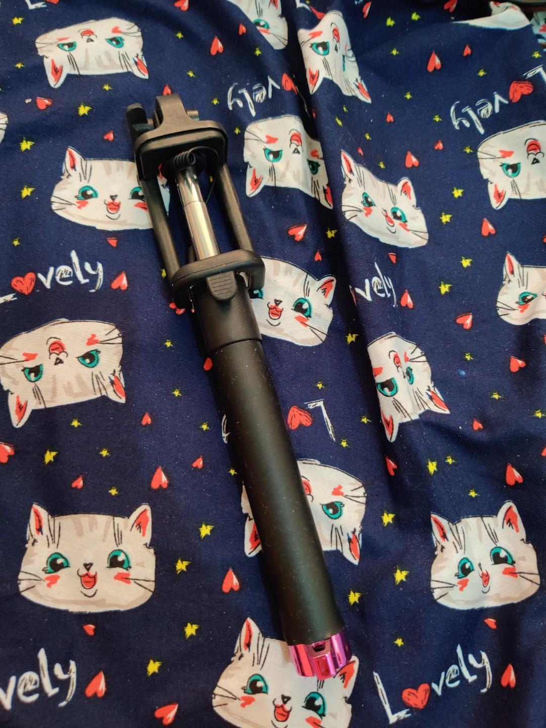 Selfie stick (Category: Mounts & Holders) located in Quezon City. Submitted by aimefairedushopping (Listing ID 241991945, Image 3). Description: .