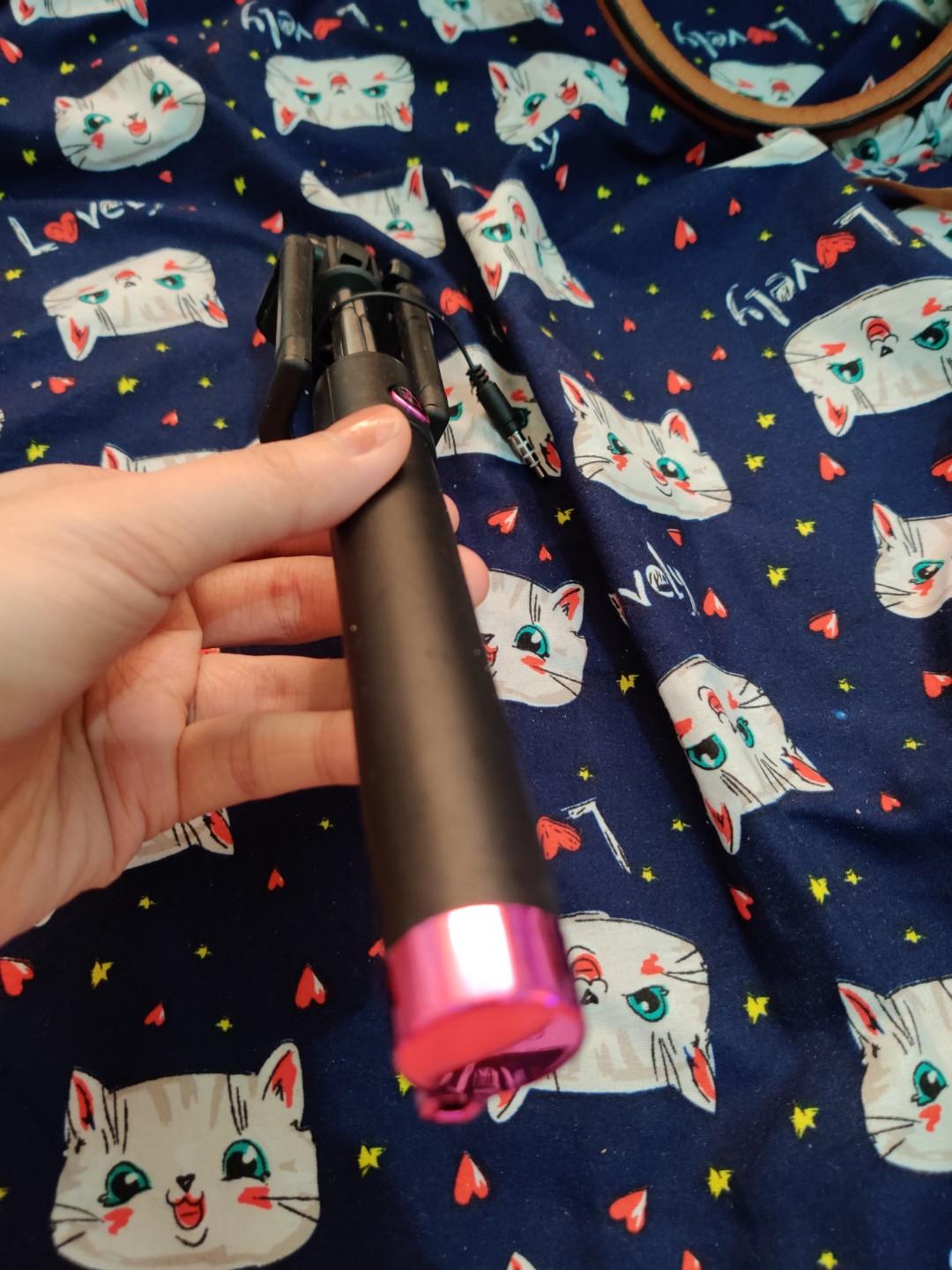 Selfie stick (Category: Mounts & Holders) located in Quezon City. Submitted by aimefairedushopping (Listing ID 241991945, Image 2). Description: .