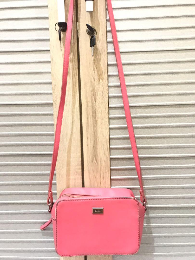 Tas Sling Bag BERSHKA, Barang Mewah, Tas & Dompet di Carousell