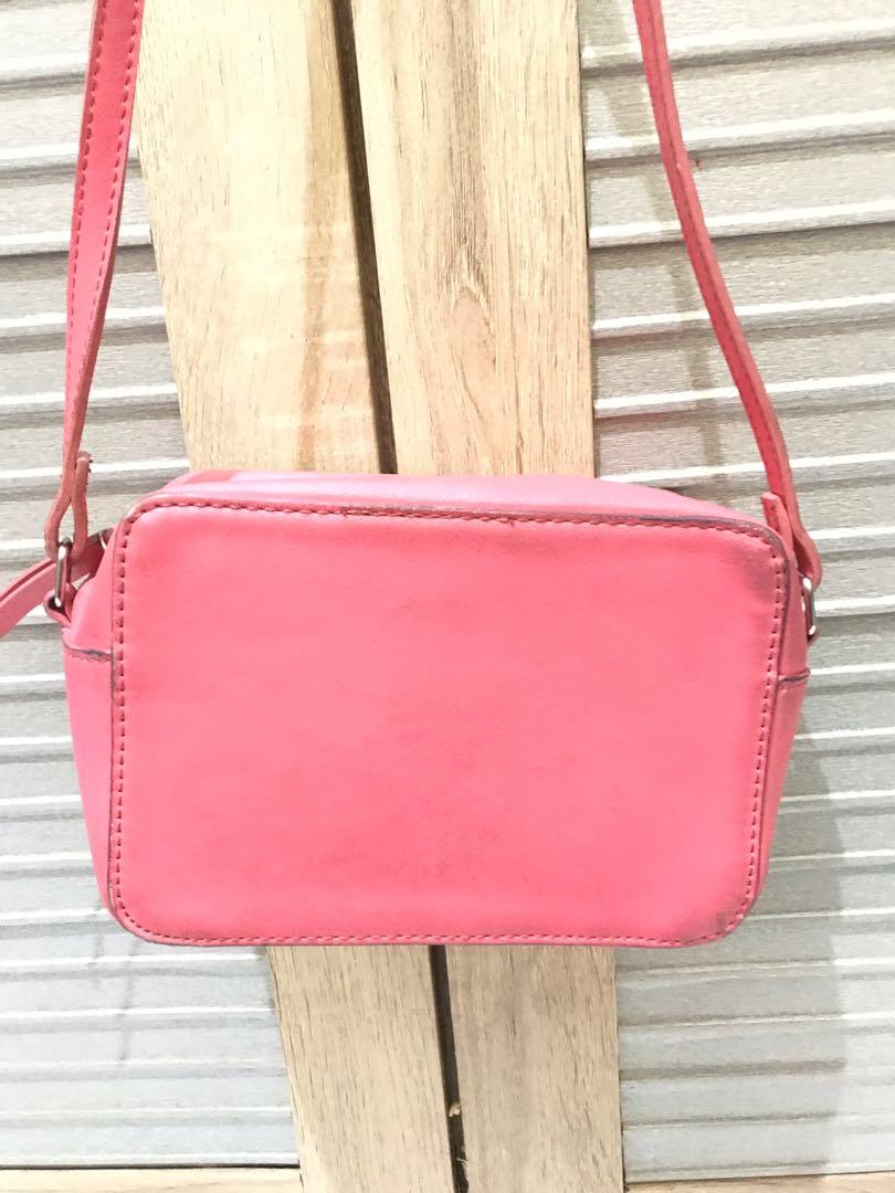 Tas Sling Bag BERSHKA, Barang Mewah, Tas & Dompet di Carousell