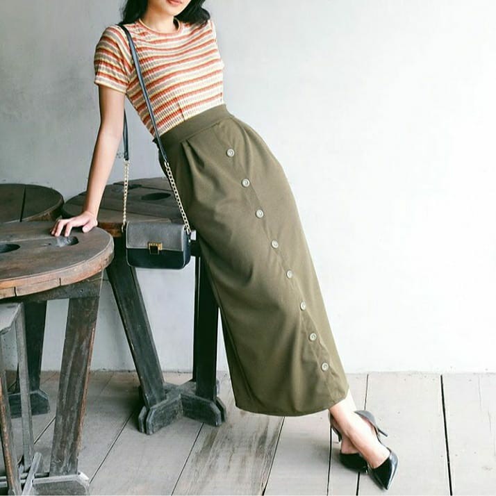 green button midi skirt