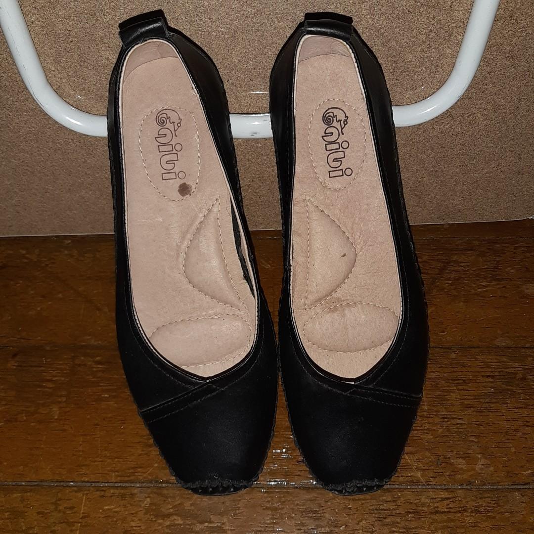 ladies black leather flats