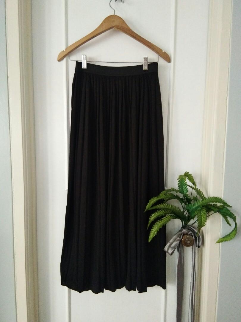 black skirt uniqlo