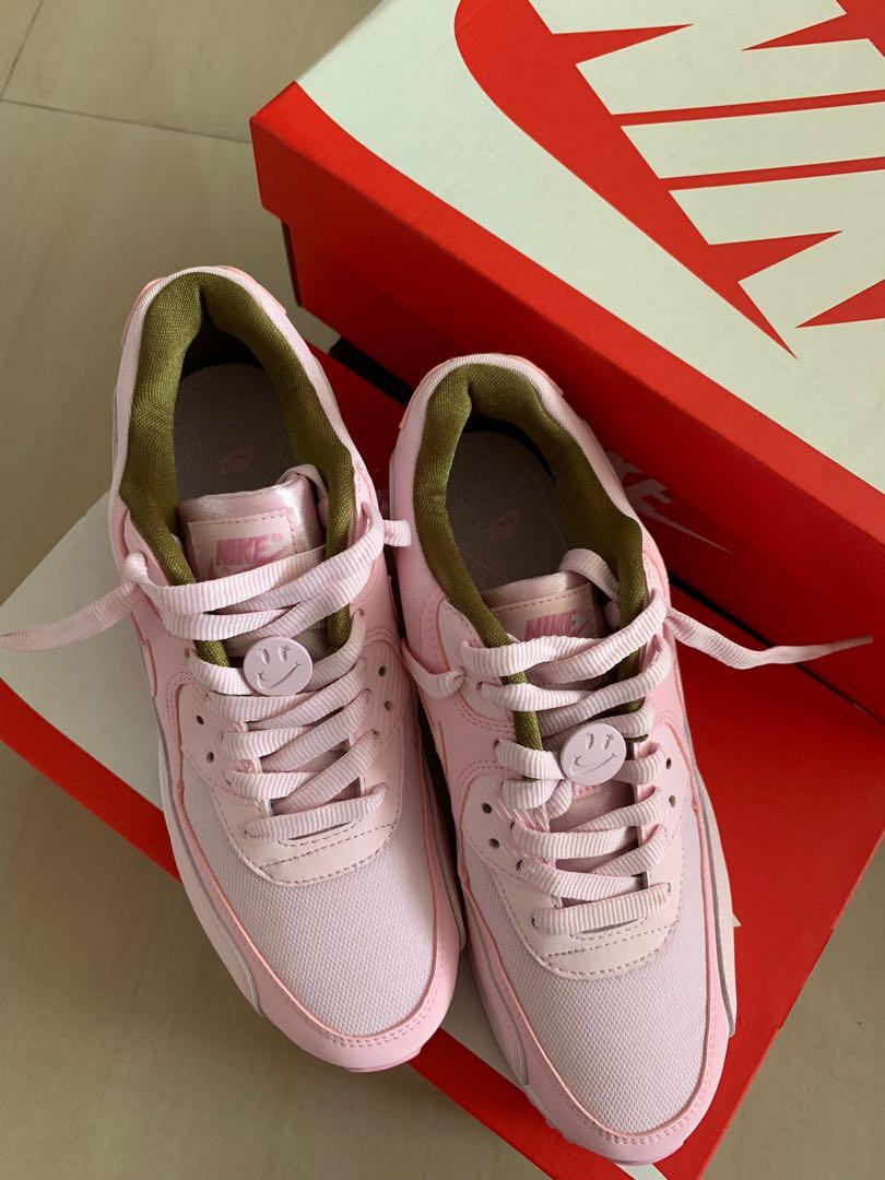 have a nike day air max pink