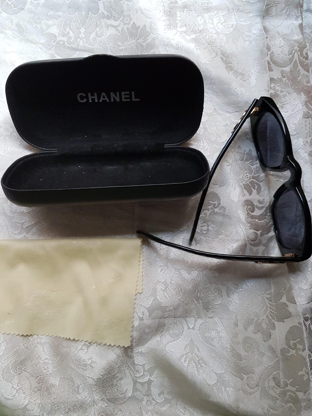 Chanel Vintage Black Leather Beauty Case ○ Labellov ○ Buy and Sell  Authentic Luxury