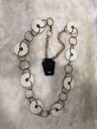 Kalung lilit broken white yg bisa di pakai sebagai ikat pinggang