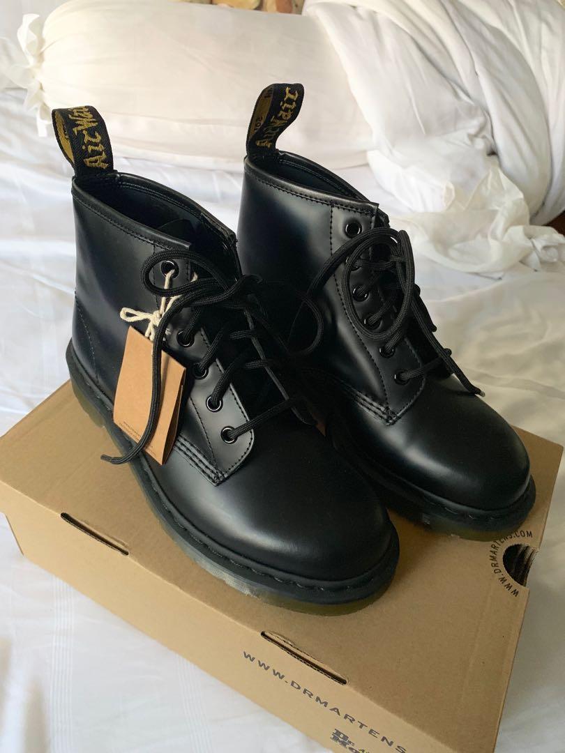 dr martens 6 eyelet boots