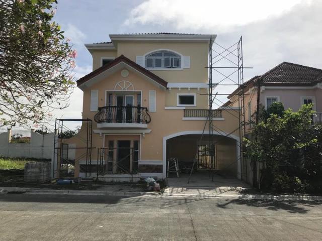 Five Bedroom Single Detached House And Lot With 4 Car Garage For