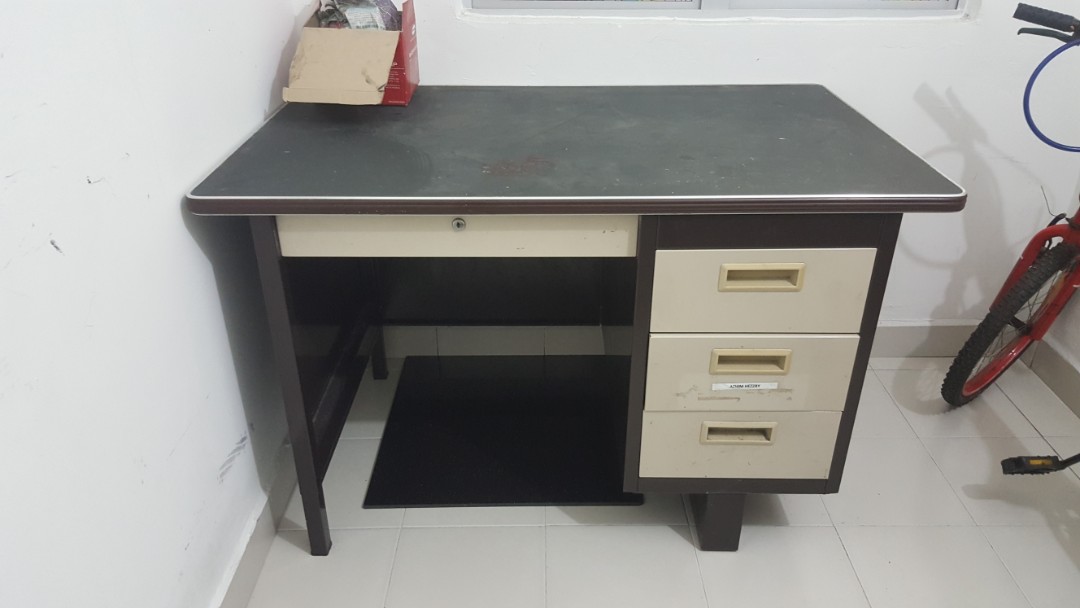 Meja Pejabat Lama Besi Home Furniture Furniture On Carousell