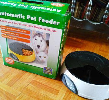 Automatic Pet feeder with message recorder and timed feeding