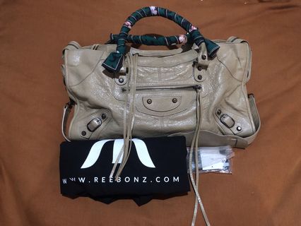 (Kategori: ) berada di . Dikirim oleh yourstylishthings (ID iklan 243032627, Gambar 1). Deskripsi: .
