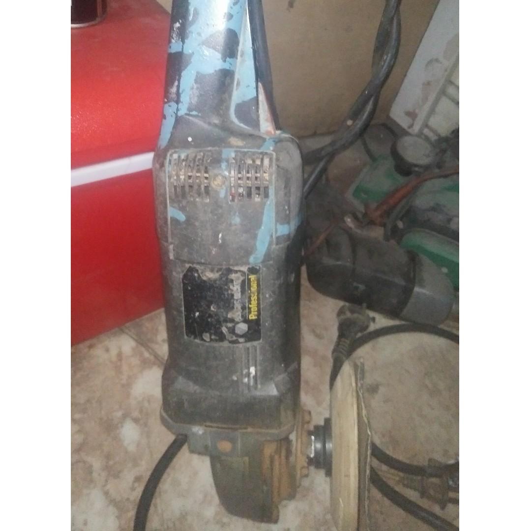 7" grinder/ cutter (Category: Construction Tools & Equipment) located in Malabon City. Submitted by tan.alex13 (Listing ID 243001151, Image 2). Description: 7" blk and decker grinder , cutter , perfect fro cutting granite, or sanding , retouching corner of wood parquet. in good condition ready to use nothing to fix, slightly negotiable , alex or jess.