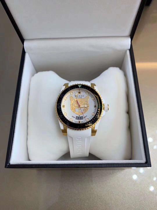 好貨gucci Dive腕錶以休閒風格的浮凸標識橡膠錶帶搭配品牌代表性設計元素貓科動物頭像 框於黃金色pvd鍍層錶殼中 6 4 9 9 名牌 袋 銀包