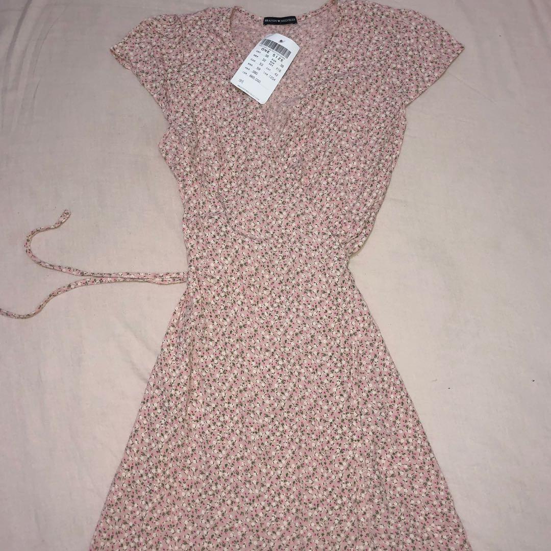 bnwt brandy melville pink floral robbie wrap dress, Women's Fashion, Tops,  Sleeveless on Carousell