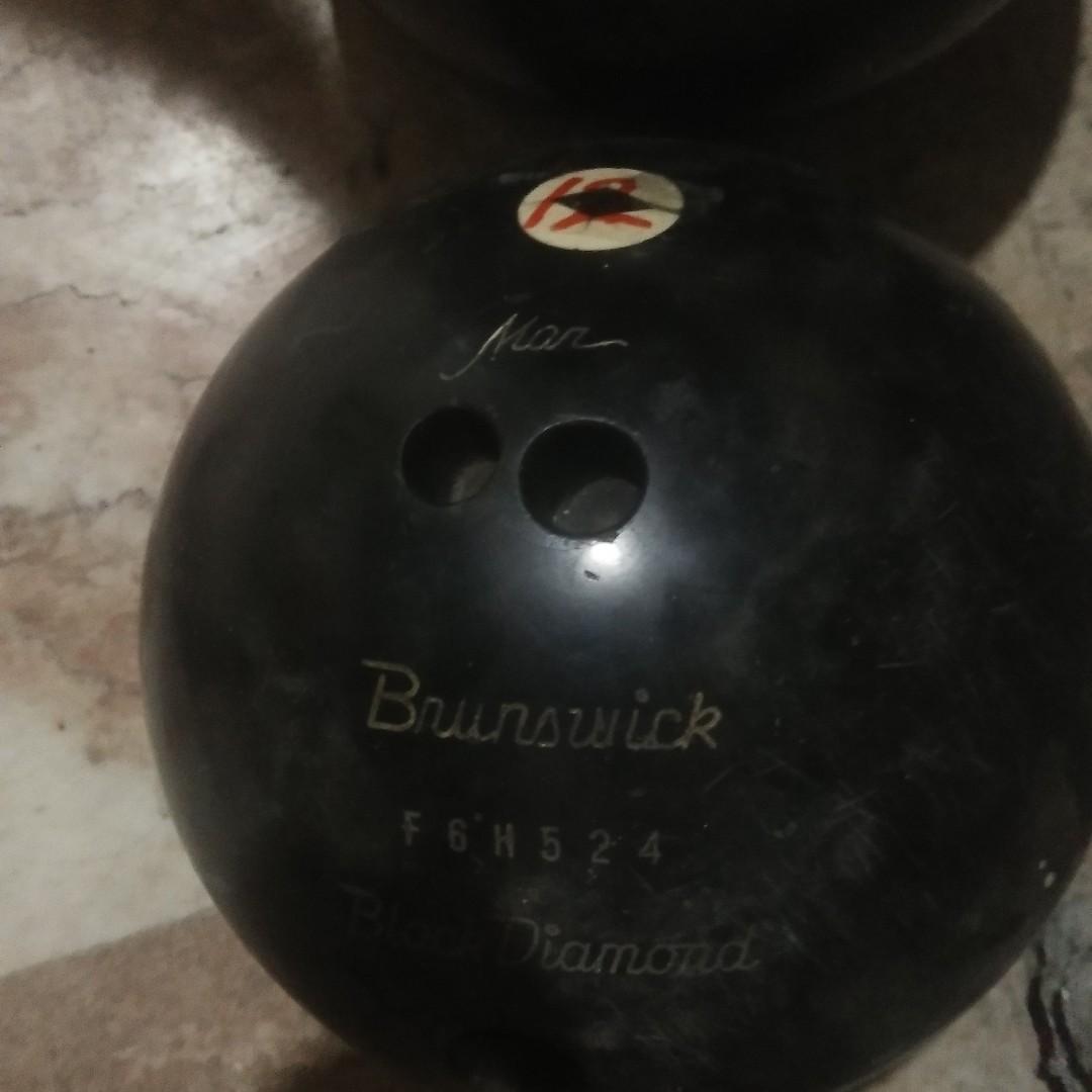 brunswich bowling ball (Category: Kites) located in Malabon City. Submitted by tan.alex13 (Listing ID 243000307, Image 1). Description: 14 and 15 lbs pounds available all black in color , good condition , ready for use, look form alex or jess, for further detail pls call us. fix price , tawad will be ignored.