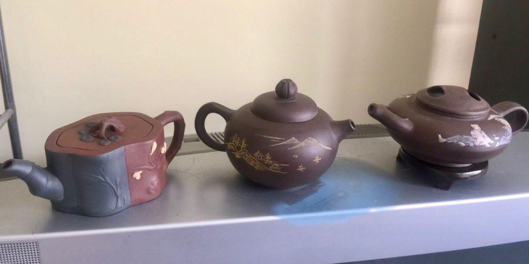 Chinese Tea Set (Category: Coffee & Tea Tableware) located in Quezon City. Submitted by uyflo (Listing ID 242959726, Image 1). Description: 8pcs Each kettle - height 5.5in Each cup - height 2.5in.