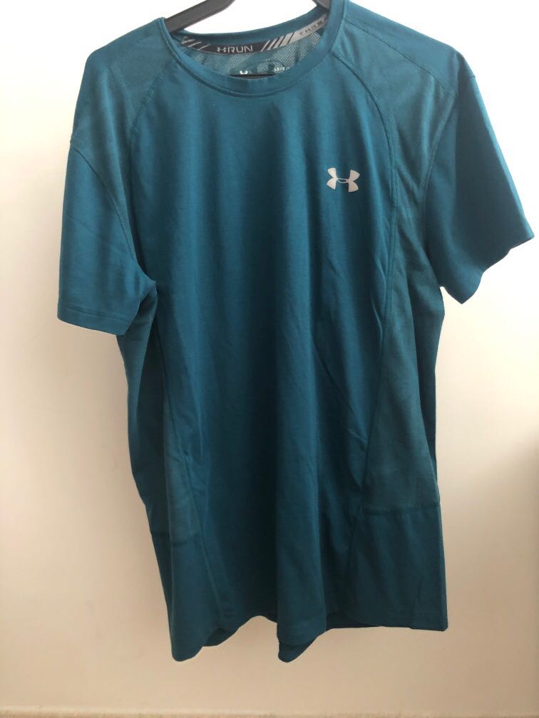 dark green under armour shirt