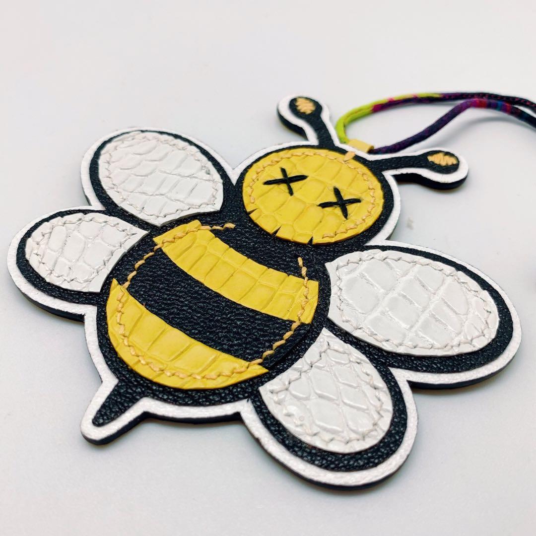 bee croc charm