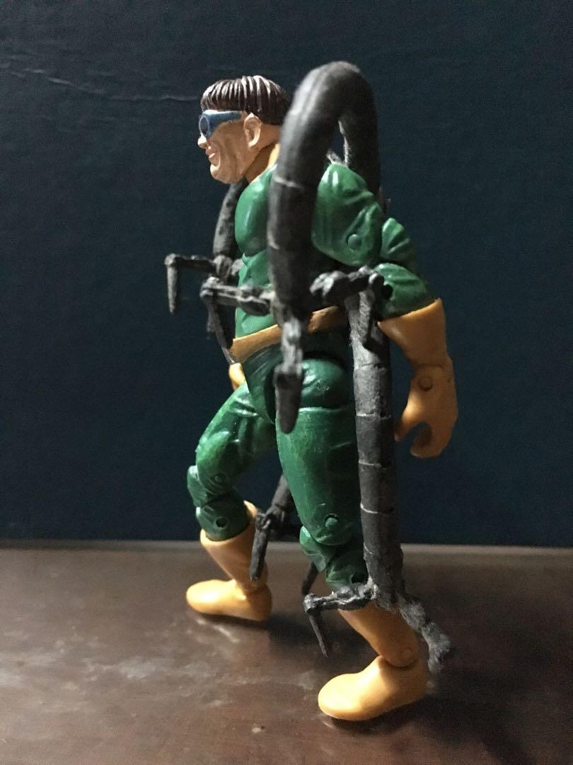 MARVEL SUPER HERO SHOWDOWN DOCTOR OCTOPUS DOC OKC MARVEL UNIVERSE SCALE (Category: Figurines & Statues) located in Makati City. Submitted by tudortiger2000 (Listing ID 242907284, Image 3). Description: DOCTOR OCTOPUS (with base and stand) Marvel Super Hero Showdown Booster Packs Toy Biz, 2005 1:18 / 3.75" scale figure POA: - ball jointed neck - ball jointed shoulder x2 - double hinged elbow x2 - swivel glove cuff - hinged wrist x2 - swivel waist 