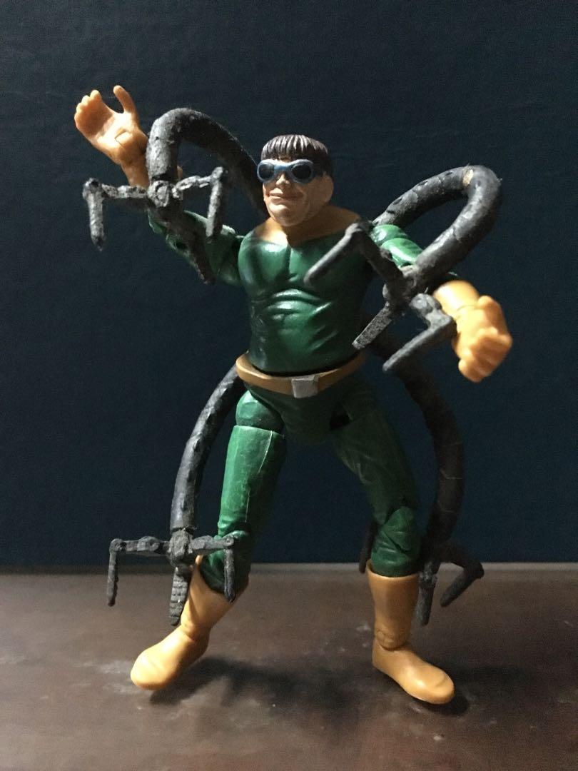 MARVEL SUPER HERO SHOWDOWN DOCTOR OCTOPUS DOC OKC MARVEL UNIVERSE SCALE (Category: Figurines & Statues) located in Makati City. Submitted by tudortiger2000 (Listing ID 242907284, Image 2). Description: DOCTOR OCTOPUS (with base and stand) Marvel Super Hero Showdown Booster Packs Toy Biz, 2005 1:18 / 3.75" scale figure POA: - ball jointed neck - ball jointed shoulder x2 - double hinged elbow x2 - swivel glove cuff - hinged wrist x2 - swivel waist 