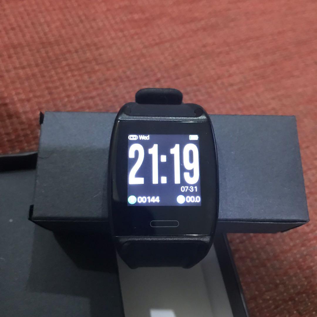 Valore Smart Watch to let go. Mobile Phones Gadgets Wearables Smart Watches on Carousell