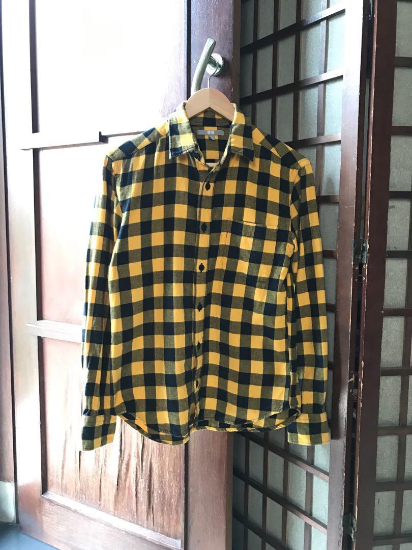 Flanel Uniqlo Kotak Kotak Kuning Hitam Fesyen Pria Pakaian Atasan Di Carousell