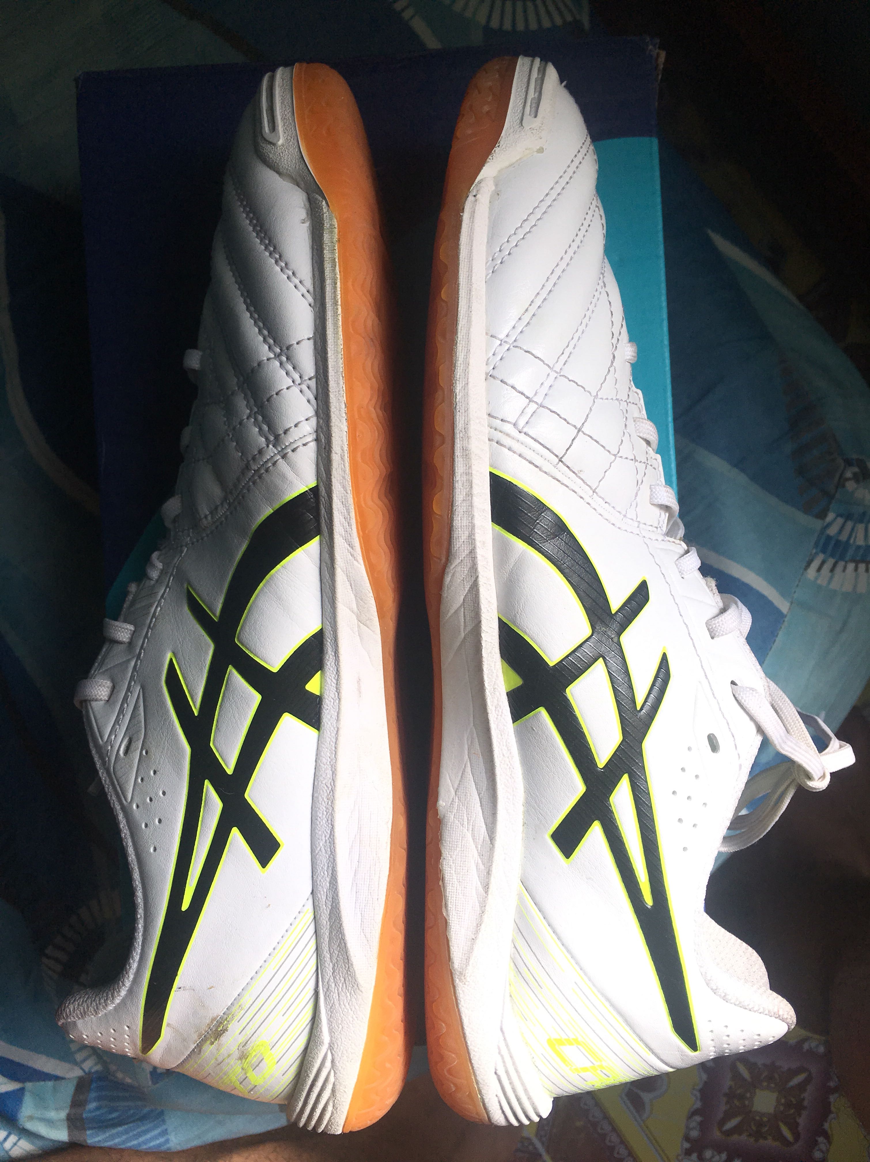 kasut futsal asics