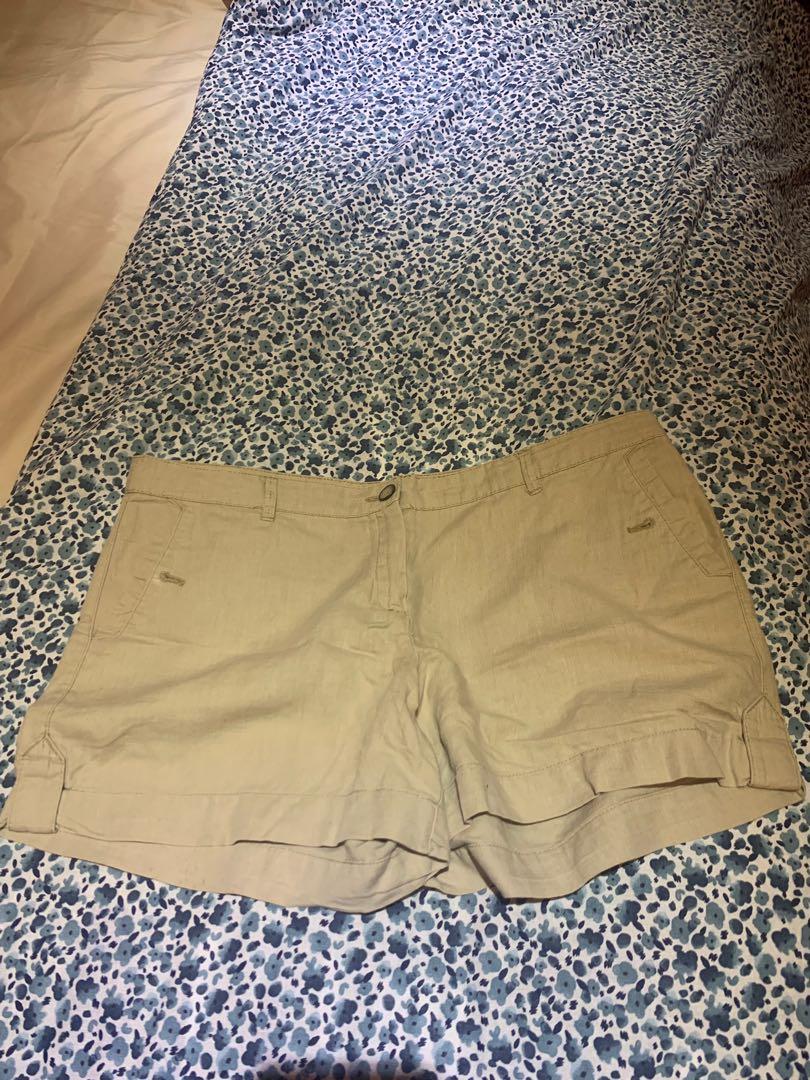 Mango khaki shorts (Category: Shorts) located in Muntinlupa City. Submitted by declawttering (Listing ID 243276003, Image 1). Description: Mango Khaki shorts Used once Authentic Still looks new Size US 8 .