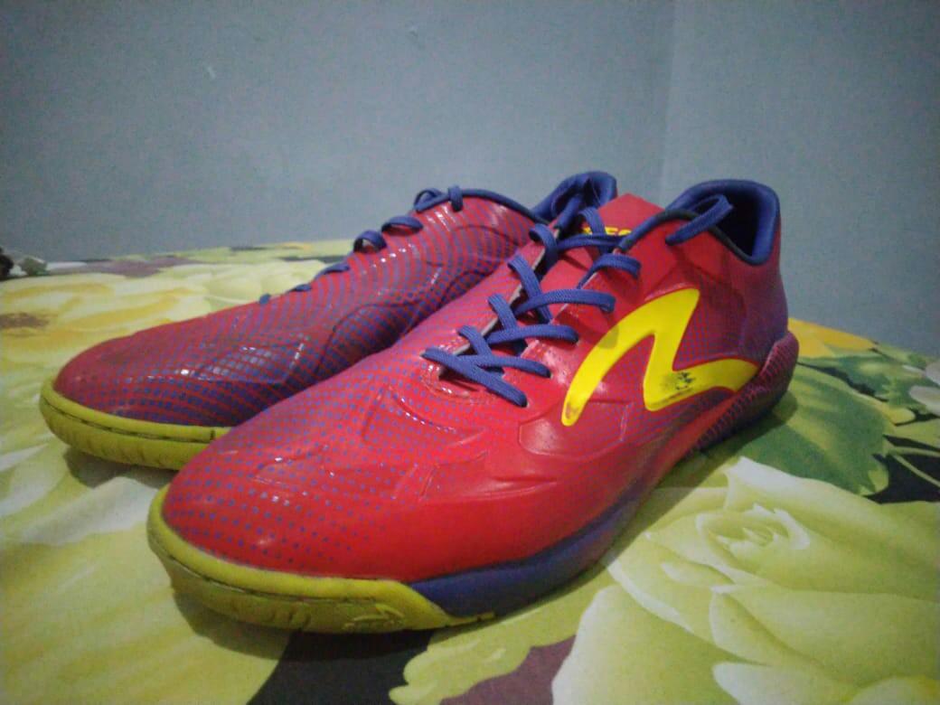 Sepatu Futsal Specs Swervo Thunderbolt In Size 42 Murah Olah Raga Baju Olahraga Di Carousell