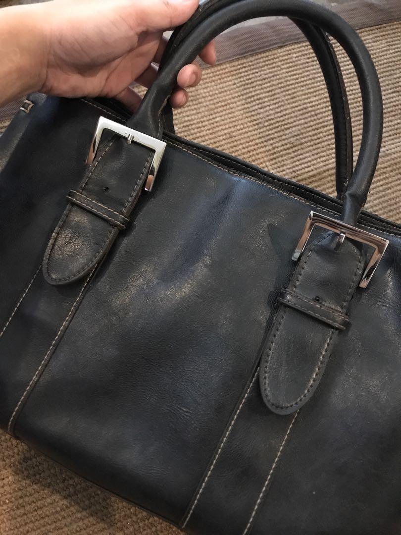 Authentic ALDO Bag (Category: Purses & Pouches) located in Pasig City. Submitted by misstthings (Listing ID 243325464, Image 2). Description: Pre Loved ALDO Bag Black with beige stitching Good condition Bought in the US Mop: BPI or BDO Shipping c/o buyer OR Meet up: Capitol commons or Taft ave PIOG 😊 .