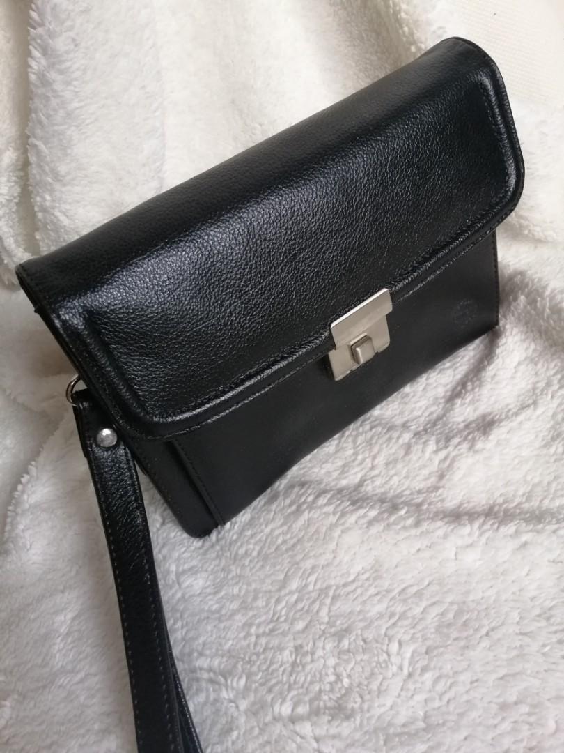 GENUINE LEATHER Clutch Bag (Category: Clutches) located in Quezon City. Submitted by winsumah (Listing ID 243278466, Image 1). Description: Preowned Needs cleaning as it has been stored for awhile due to pandemic Not from thrift shops or bales No stratches, no lose stitches Zippers are OK No issue on lock Made with Genuine Leather Measurement: 7.5" (L) x 5" (H) x 2" (W).