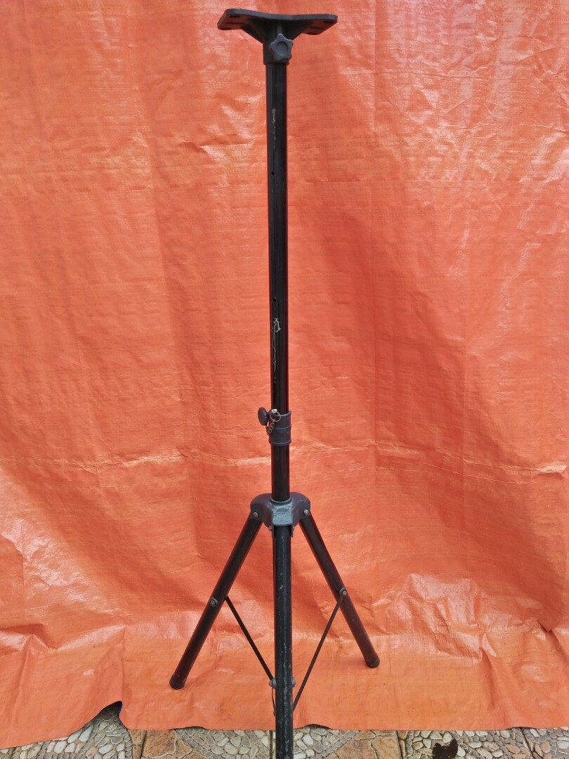 Tripod Speaker Stand (black), Hobbies & Toys, Music & Media, CDs & DVDs