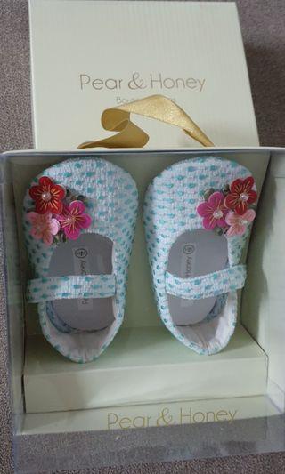 Baby's shoes (6-9mos) Never worn💯