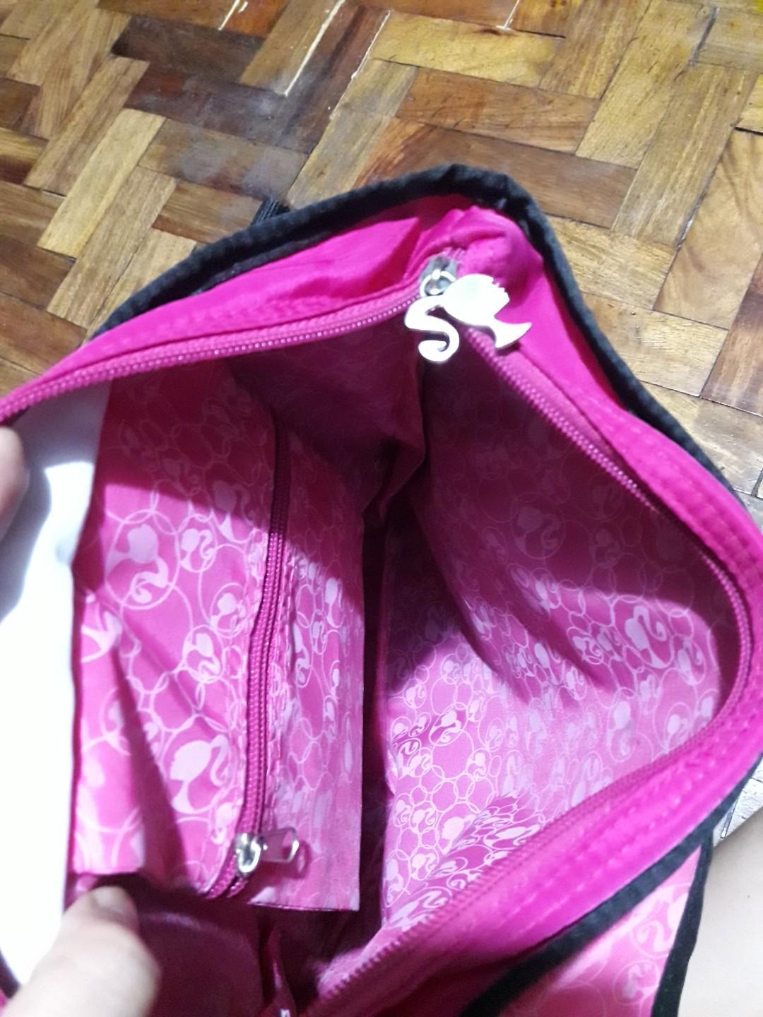 Barbie Shoulder Bag (Category: Diaper Bags & Wetbags) located in Manila. Submitted by anneesp (Listing ID 243626607, Image 3). Description: Rfs: decluttering In very good condition. Just needs a little washing.