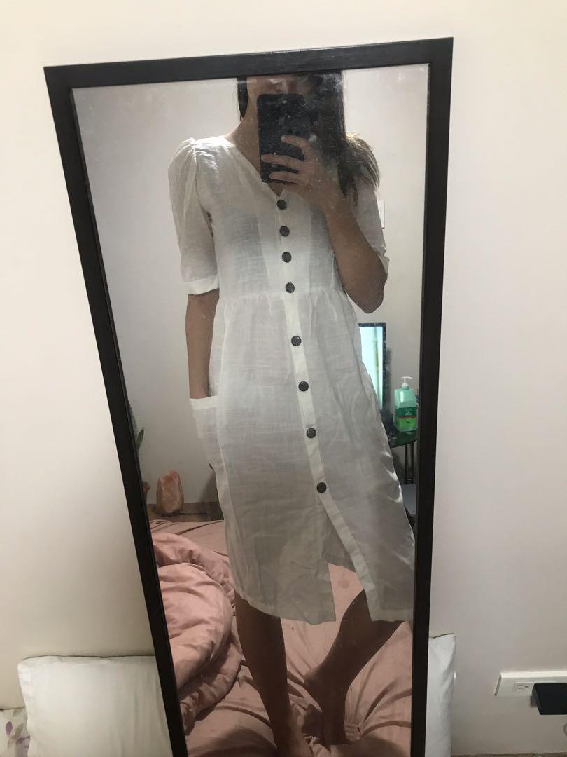 White Linen dress repriced (Category: Dresses) located in Pasig City. Submitted by cheapskate.ph (Listing ID 243640264, Image 2). Description: With pockets Fits M-L Never worn.