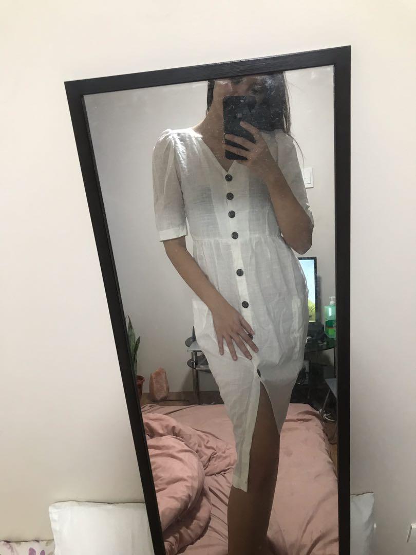 White Linen dress repriced (Category: Dresses) located in Pasig City. Submitted by cheapskate.ph (Listing ID 243640264, Image 1). Description: With pockets Fits M-L Never worn.
