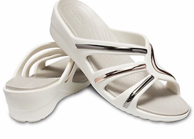 Crocs women's sanrah metal clearance block strap wedge sandal