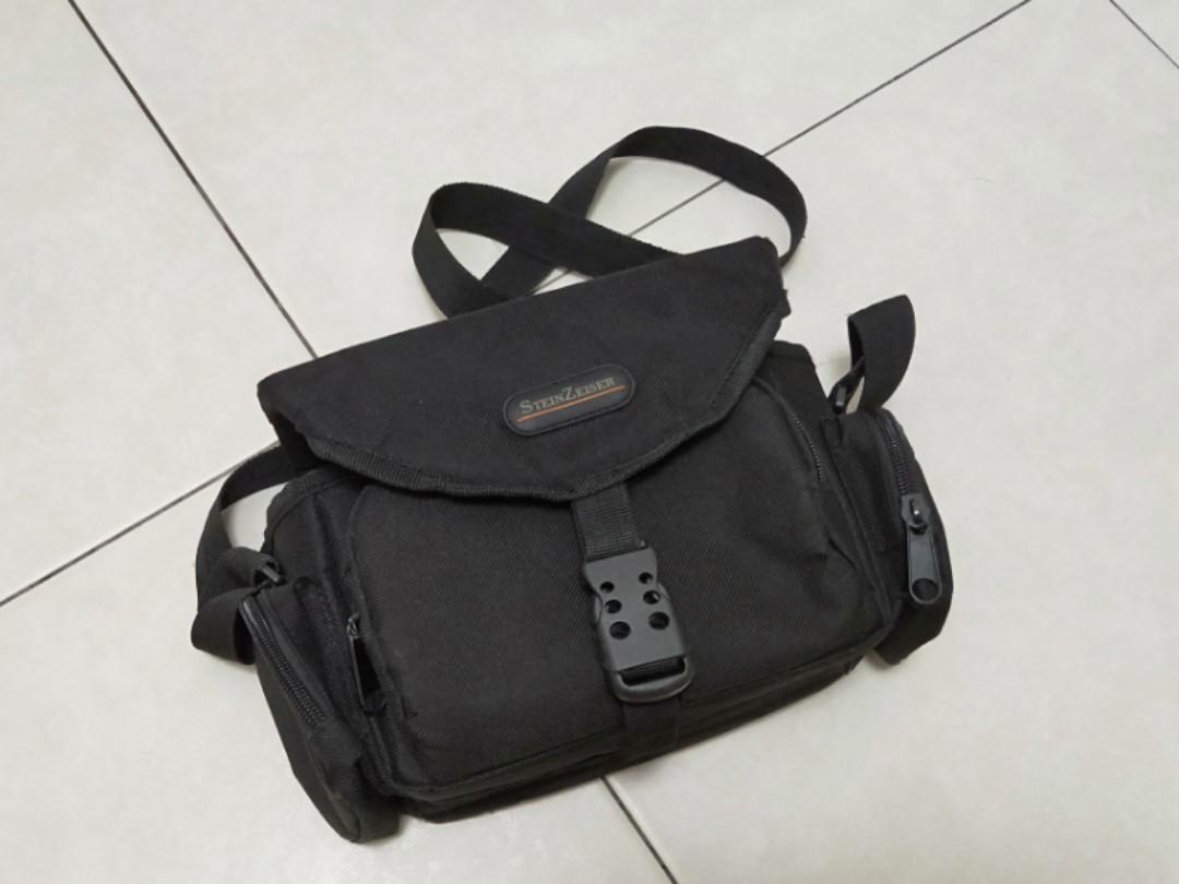 Functional camera bag (Category: Sling Bags) located in Singapore. Submitted by bk177 (Listing ID 243732742, Image 1). Description: Camera bag. Just washed. Comes with a removable partition..