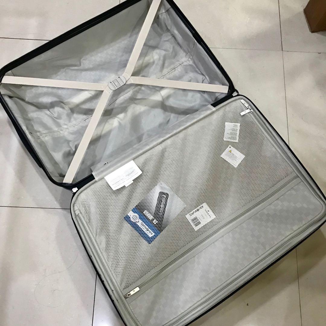 Samsonite 24 Riverside DLX spinner luggage Hobbies Toys