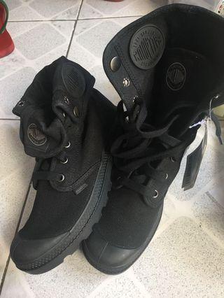 Palladium shoes pull out from Korean Mall (made in vietnam)