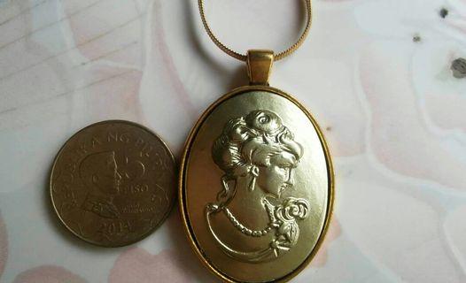 Queen Elizabeth cameo pendant necklace