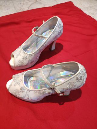Sepatu hak tinggi wanita mewah