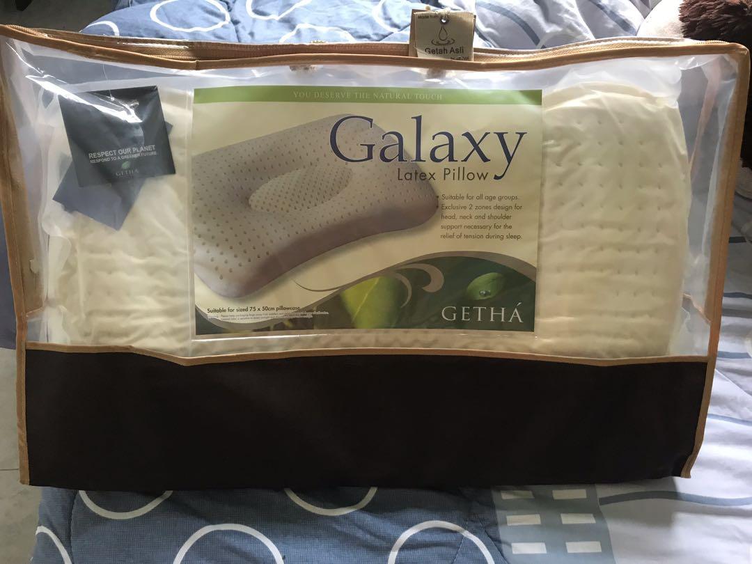 Getha galaxy pillow top