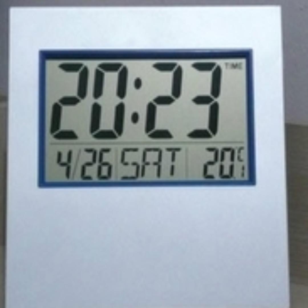 Wall mount digital clock with alarm and thermometer, 名牌, 手錶 Carousell