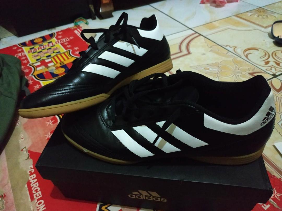 Sepatu Futsal Adidas Goletto Vi 43 1 3 1x Used Olah Raga Baju Olahraga Di Carousell